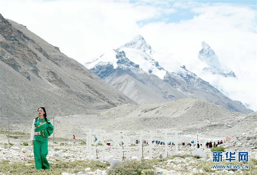 （文化）（5）“格?；ㄩ_”西藏民族服飾秀亮相珠峰大本營