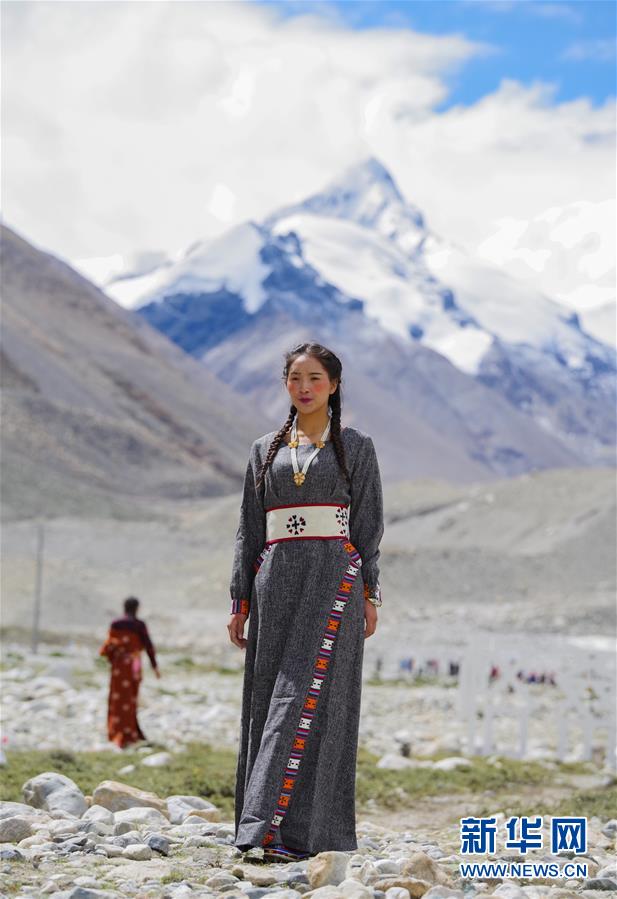 （文化）（3）“格?；ㄩ_(kāi)”西藏民族服飾秀亮相珠峰大本營(yíng)